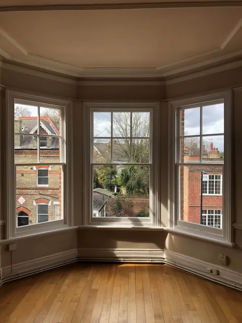 Three-part bay sash windows
