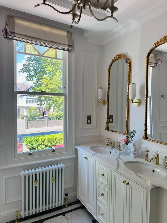 Sash window with a decorative toplight