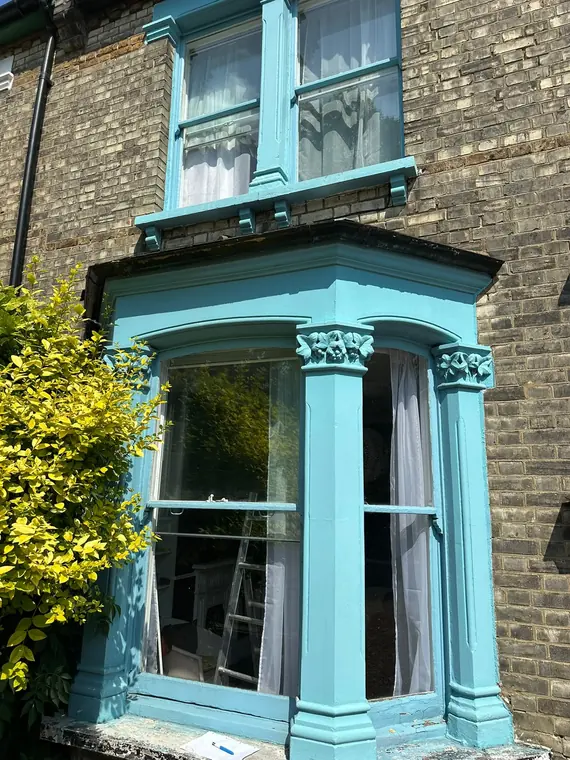 Turquoise-painted bay and full facade decoration